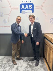 Ing. Domenico Di Monte, Vizepräsident von FEDERTEC (links) und Dr. Matthias Bölke, Vorstandsvorsitzender der IDTA freuen sich auf die Konsolidierung eines globalen Datenökosystems basierend auf der AAS. (Quelle: IDTA)